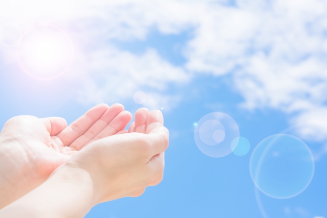 楽に話すイメージ、手と青空